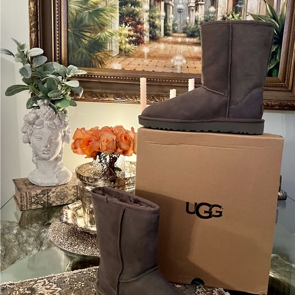 NIB UGG Classic Short II - Women Size 8 - Picture 3 of 12